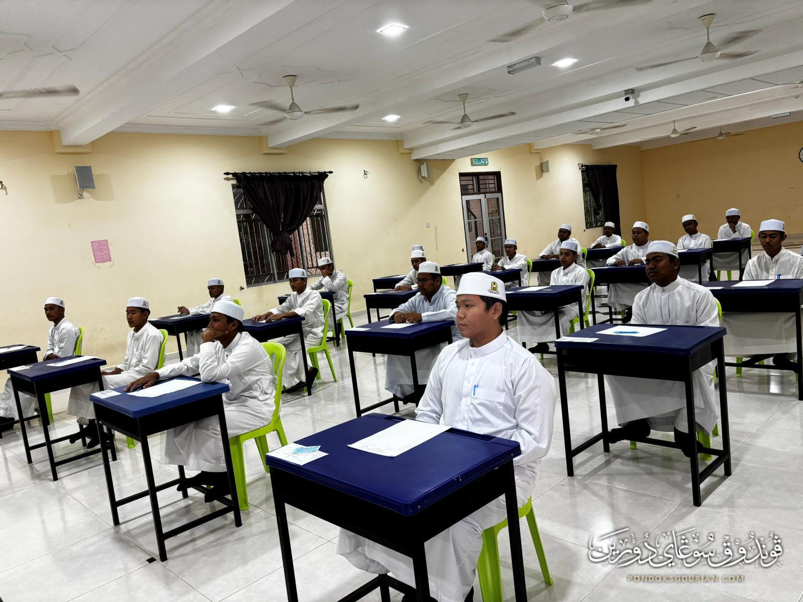 Calon SMU 2026 bersedia di meja masing-masing