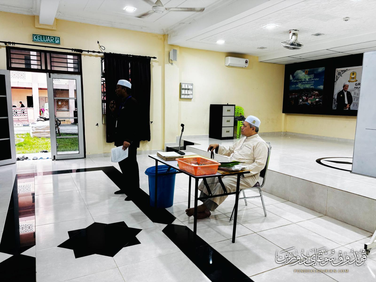 Meja pengawas peperiksaan SMU 2026