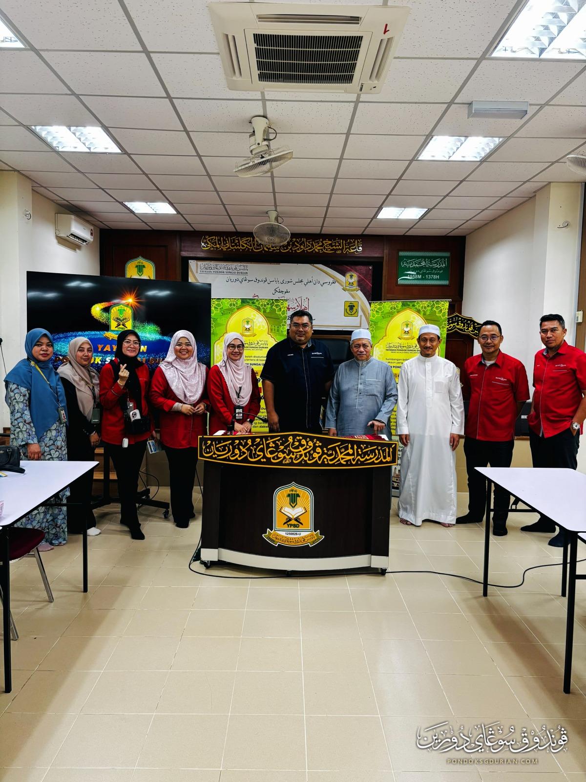 Gambar kenangan delegasi Bank Islam di Pondok Sungai Durian